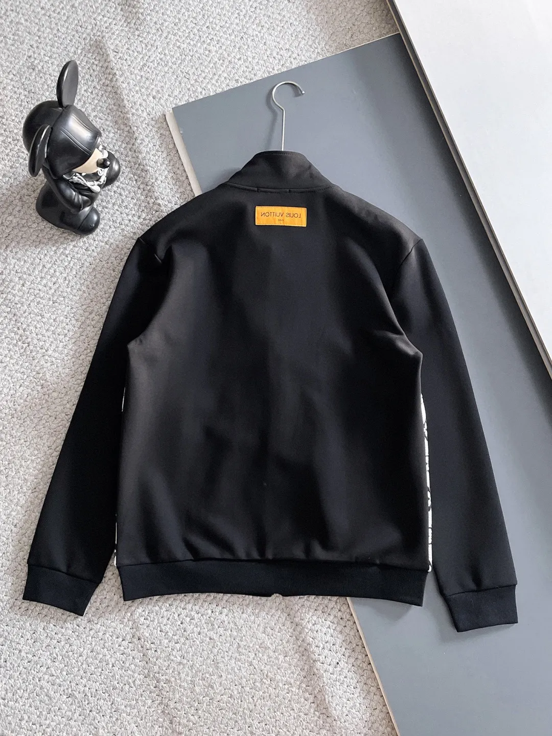 🅿️720 LV hot-selling suit is coming. Focus on the original version of the official website. 2025 new hot-selling cardigan suit. The original order is the best. 🇭🇰The meticulous work of top designers. It has a fitting and perfect upper body effect. All-natural high-quality Tencel Roman cotton 100%, close-fitting comfort, noble and elegant! Original hardware embodies elegance and nobility! Counter size: M-3XL (maximum wear up to 190 pounds)